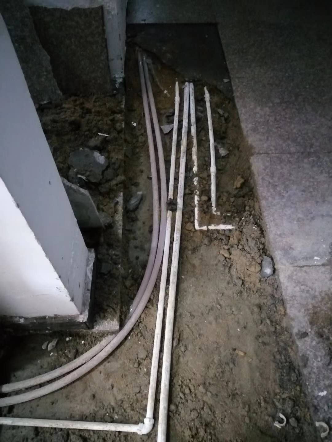 新宾漏水，切勿盲目乱刨乱砸