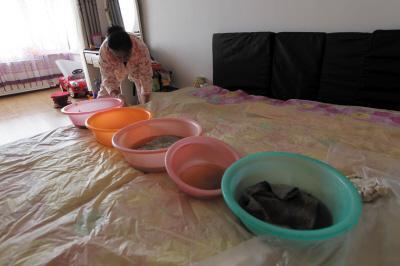 新宾楼上漏水，住户失联，小区没物管，业主维权难！律师来支招……